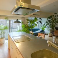 世田谷区等々力の売買物件/キッチンはIHコンロ3口。調理スペースもしっかり確保されています