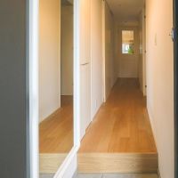 世田谷区等々力の売買物件/玄関に大きな全身鏡。靴棚も用意されています