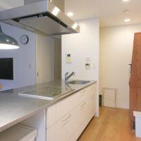 世田谷区等々力の売買物件/奥に冷蔵庫置き場。背後に食器棚などを置くゆとりがあります