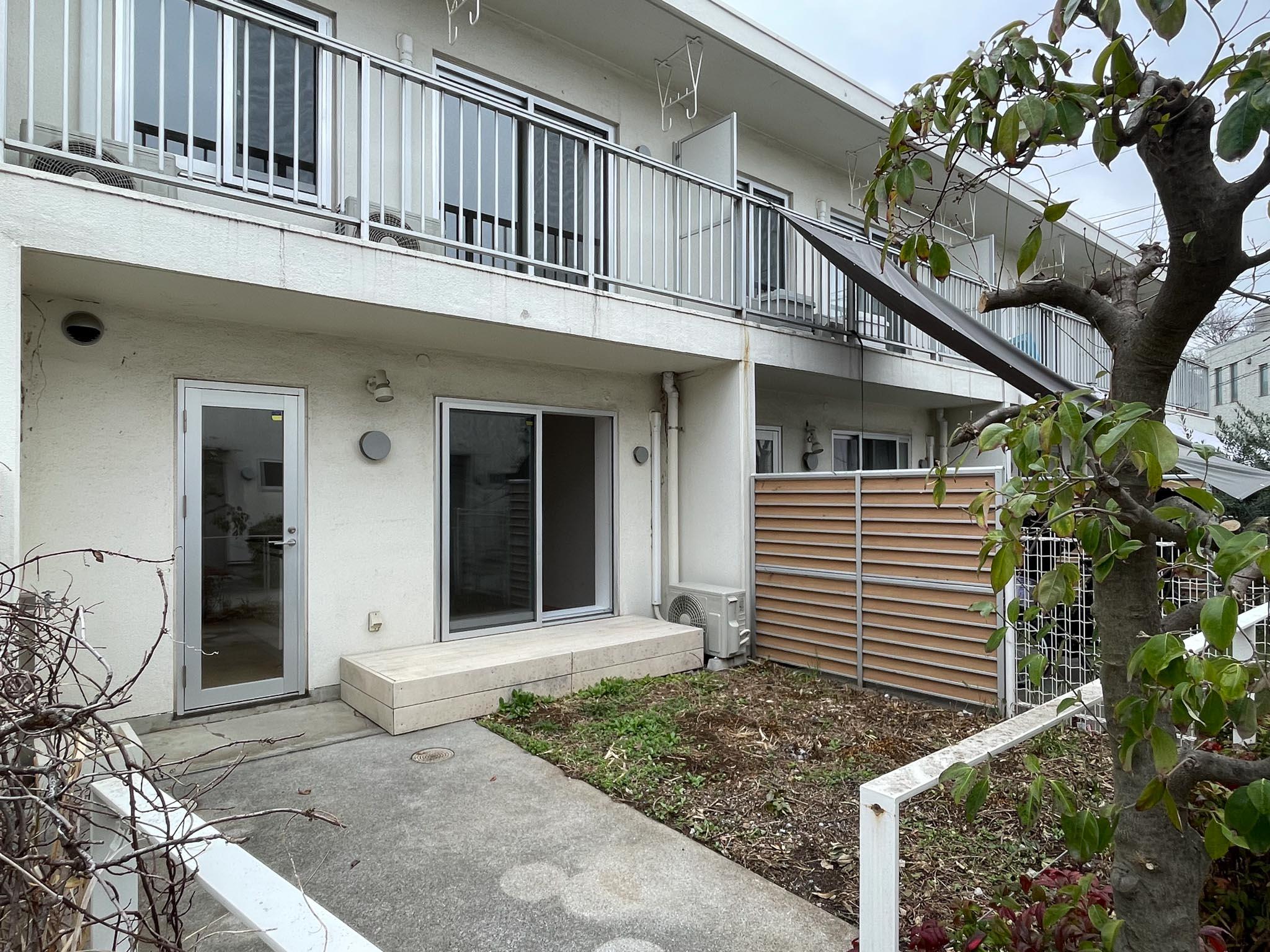 北区中里の賃貸物件/隣の区画にも同じようにテラスがあります