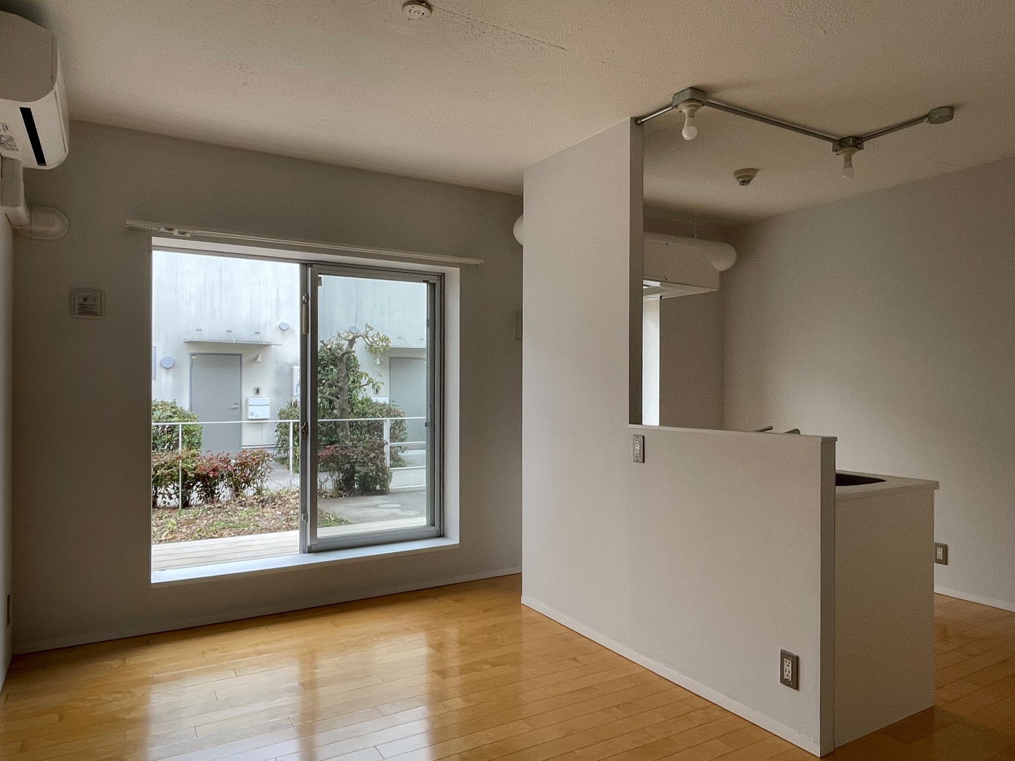 北区中里の賃貸物件/アイランドキッチンを据えたリビング。すぐそこに庭がある開放感がたまりません