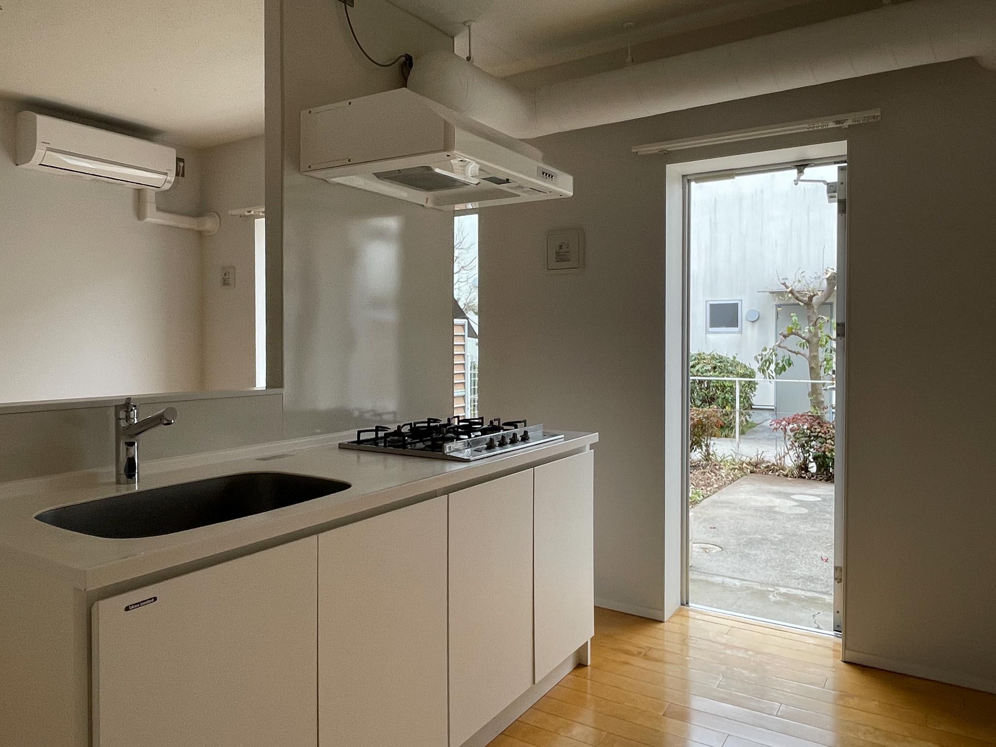 北区中里の賃貸物件/キッチン横のドアからテラスに。こちらを玄関とするのもアリ