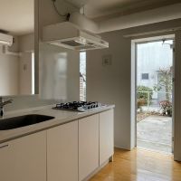 北区中里の賃貸物件/キッチン横のドアからテラスに。こちらを玄関とするのもアリ