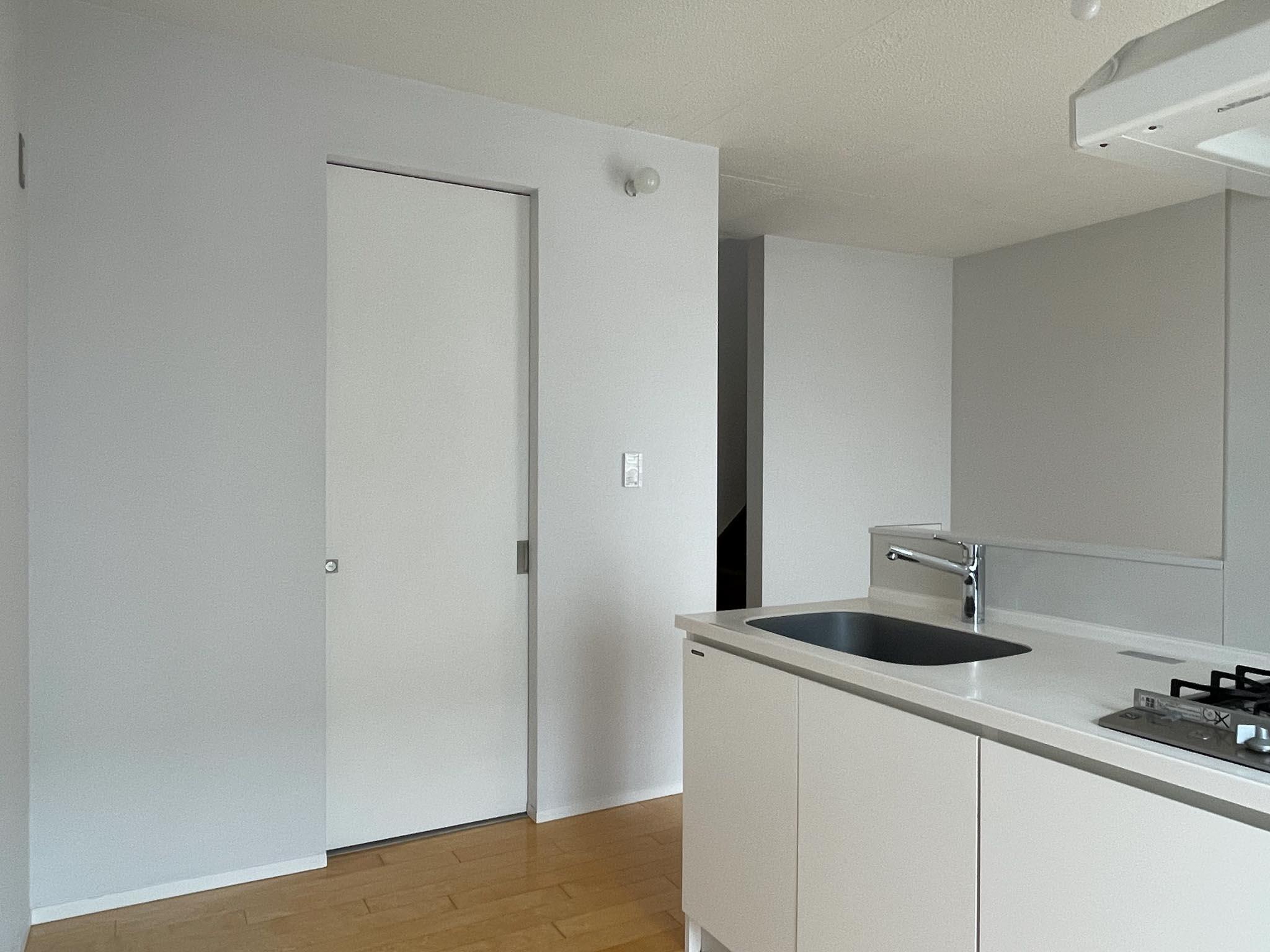 北区中里の賃貸物件/水まわりは扉の向こうにまとまって用意されています