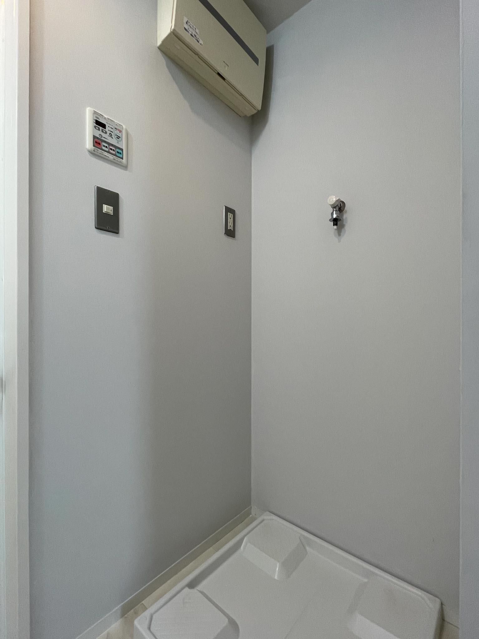 北区中里の賃貸物件/洗面台の向かいに洗濯機置き場