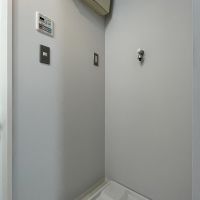 北区中里の賃貸物件/洗面台の向かいに洗濯機置き場