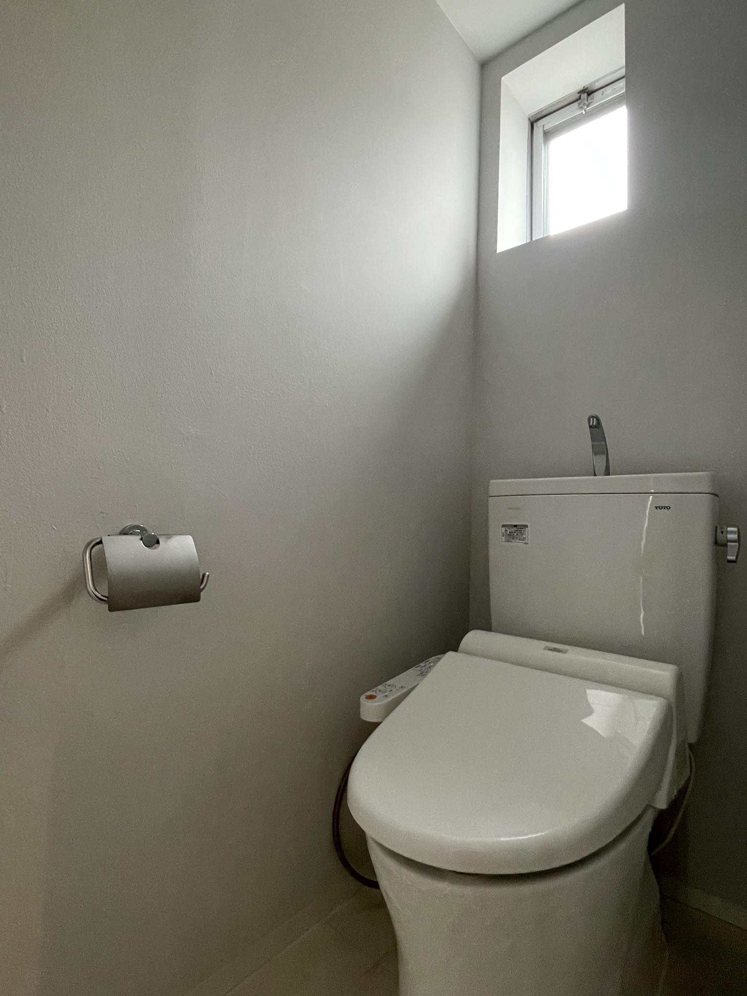 北区中里の賃貸物件/トイレ。窓の外は共用部です