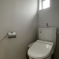 北区中里の賃貸物件/トイレ。窓の外は共用部です