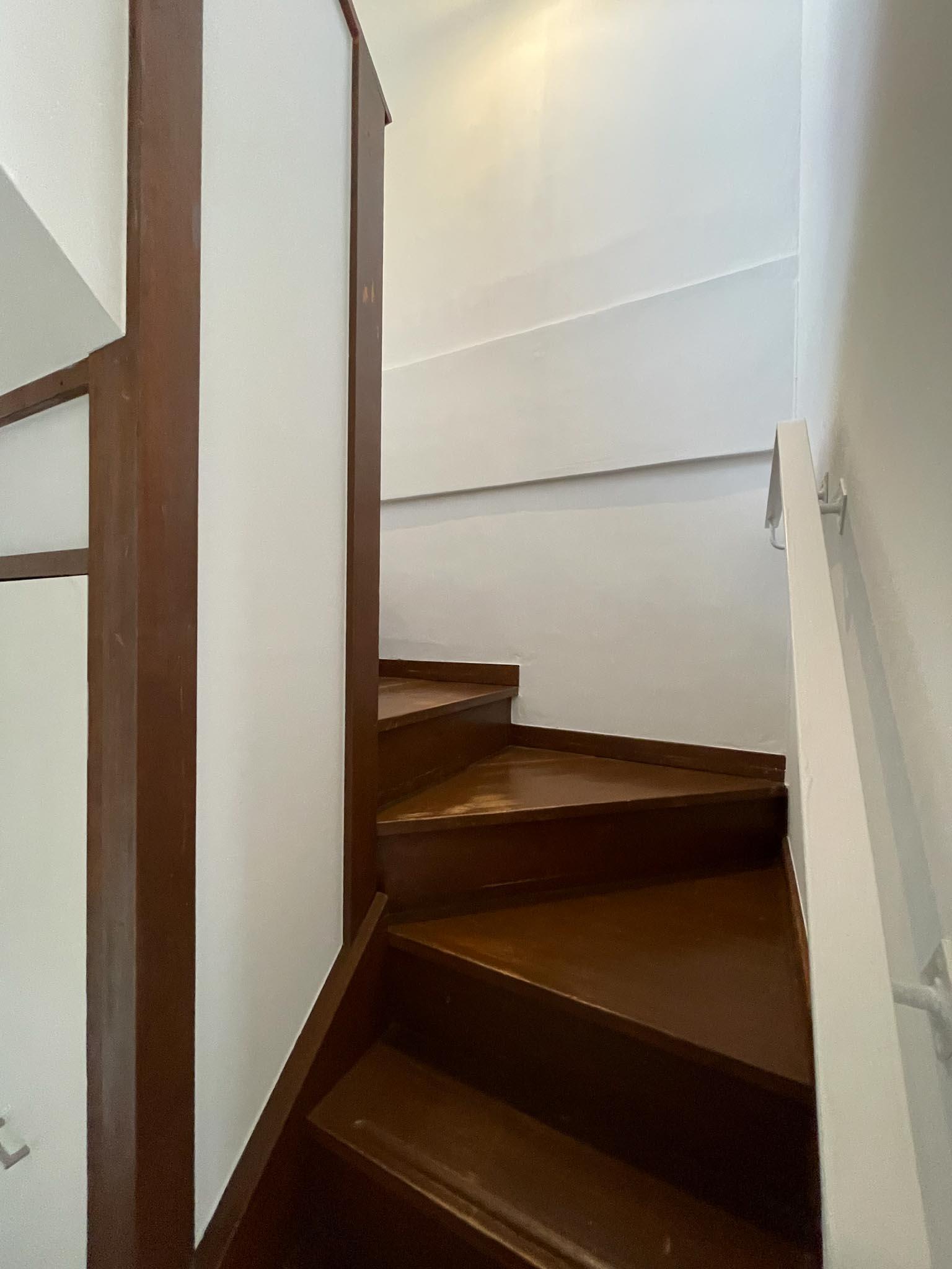 北区中里の賃貸物件/2階へ上がります。階段は当時のものを残してあります