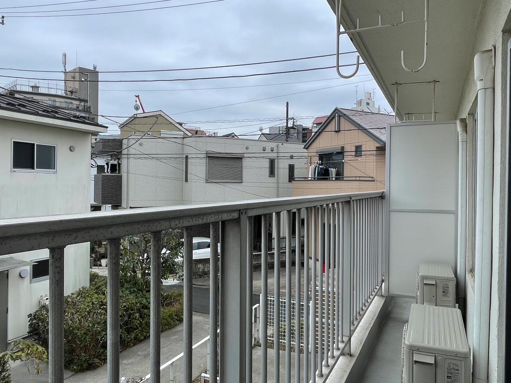 北区中里の賃貸物件/2階：ベランダ。物干し竿は天井金物にかけます