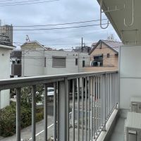 北区中里の賃貸物件/2階：ベランダ。物干し竿は天井金物にかけます