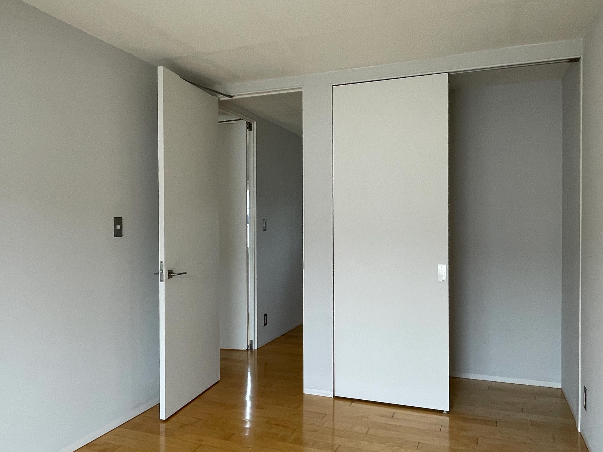 北区中里の賃貸物件/2階：東側洋室。収納の中にはハンガーパイプがないのでご用意ください