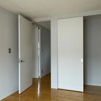 北区中里の賃貸物件/2階：東側洋室。収納の中にはハンガーパイプがないのでご用意ください