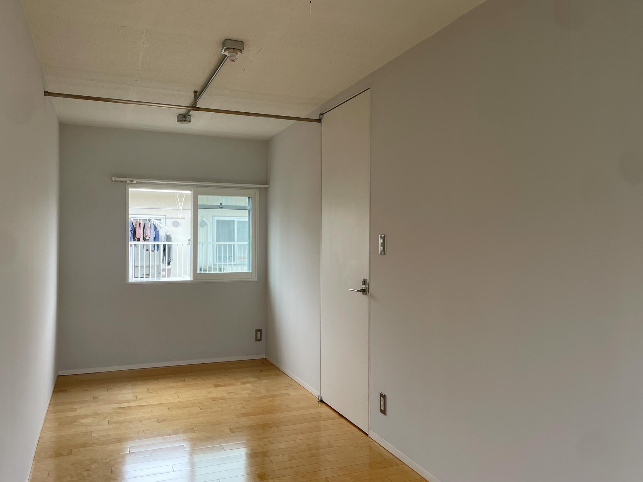 北区中里の賃貸物件/2階：西側洋室は北側にも窓があります