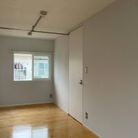 北区中里の賃貸物件/2階：西側洋室は北側にも窓があります