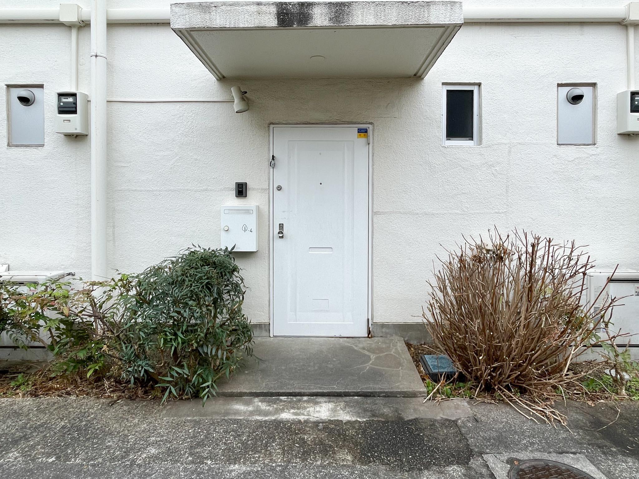 北区中里の賃貸物件/玄関を外から