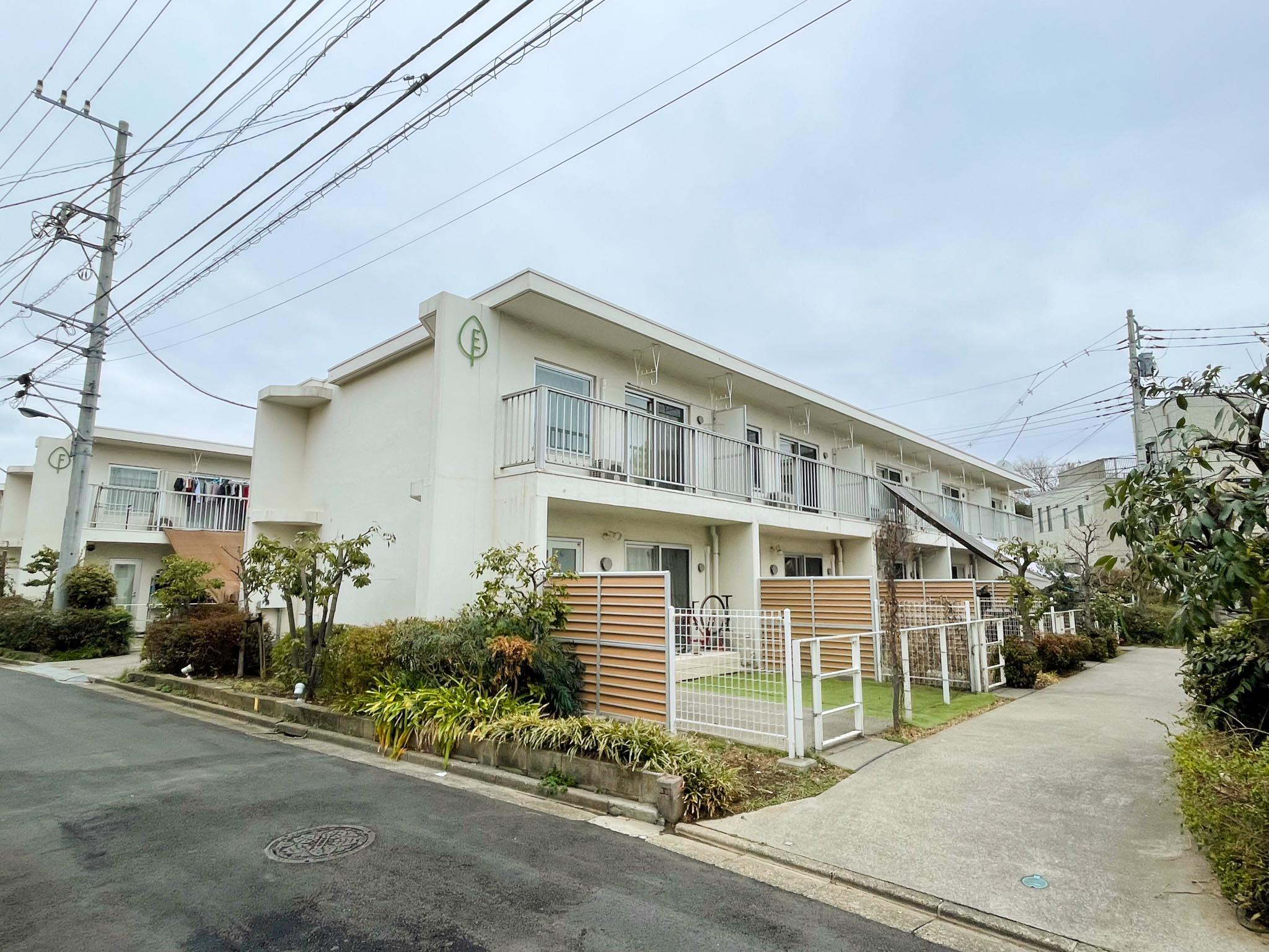 北区中里の賃貸物件/外観を南側から。全部8棟からなるテラスハウスです