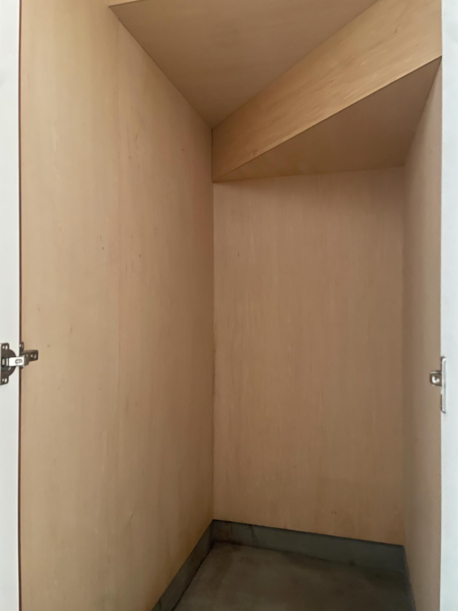 北区中里の賃貸物件/玄関の収納。キャンプギアなどを仕舞って置けます