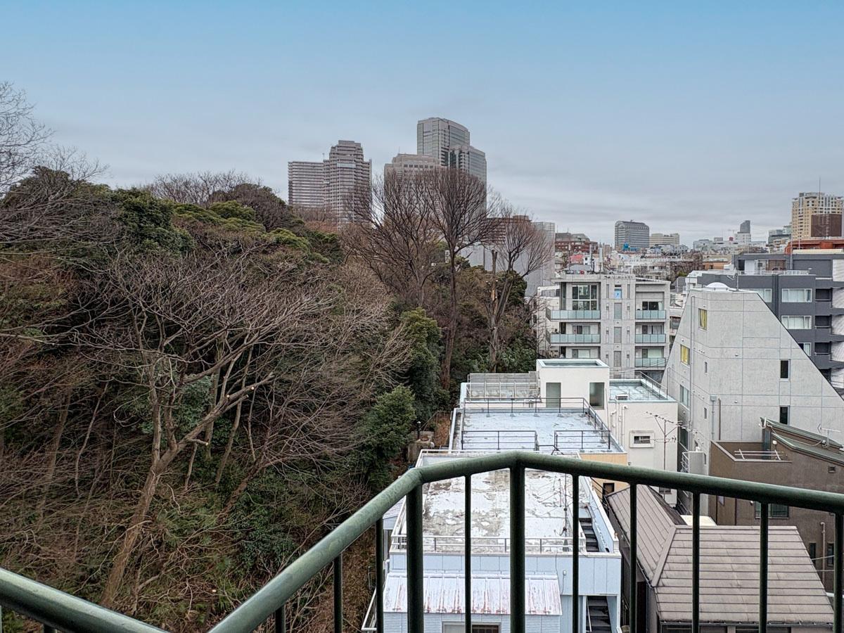 港区白金台の賃貸物件/北東側バルコニー　先の方に小さく首都高が見える