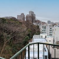 港区白金台の賃貸物件/北東側バルコニー　先の方に小さく首都高が見える