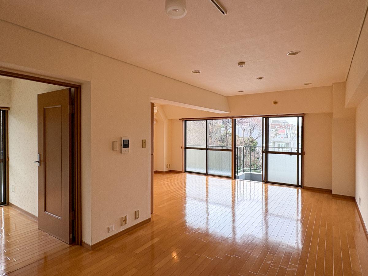 港区白金台の賃貸物件/ダイニングからリビング方向への視点　角部屋のため自然光がさんさんと降り注ぐ