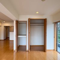 港区白金台の賃貸物件/リビングにも大きめの収納がある