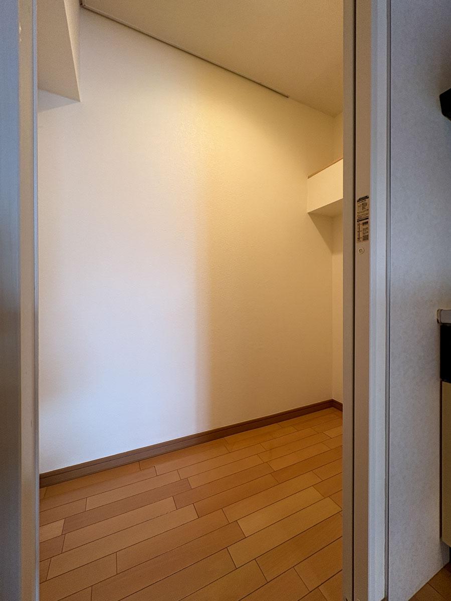 港区白金台の賃貸物件/キッチン奥のパントリー　雑なものはここに全部突っ込んどきましょう