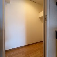 港区白金台の賃貸物件/キッチン奥のパントリー　雑なものはここに全部突っ込んどきましょう