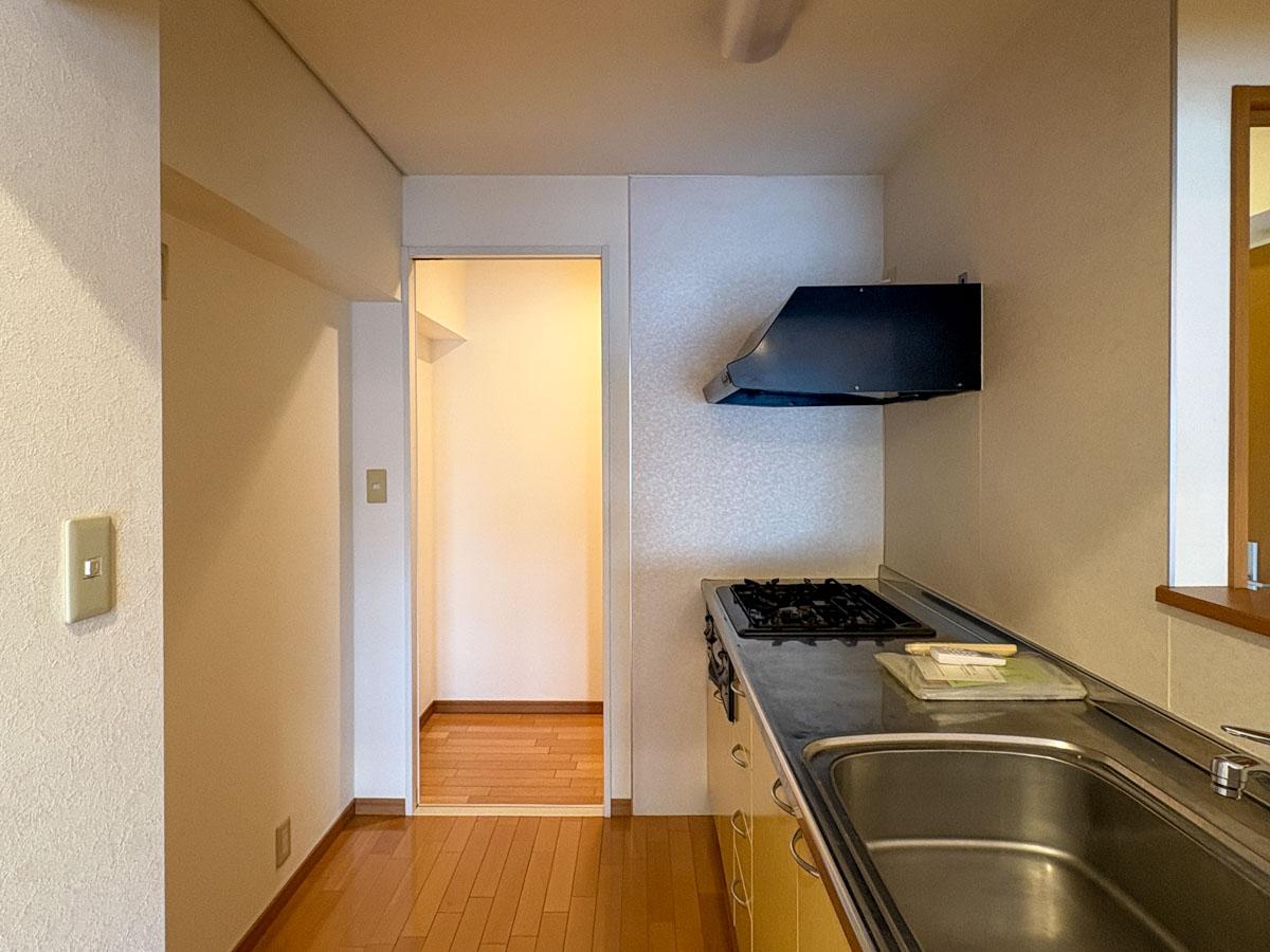 港区白金台の賃貸物件/キッチン　作業台は広く、3口ガスコンロ