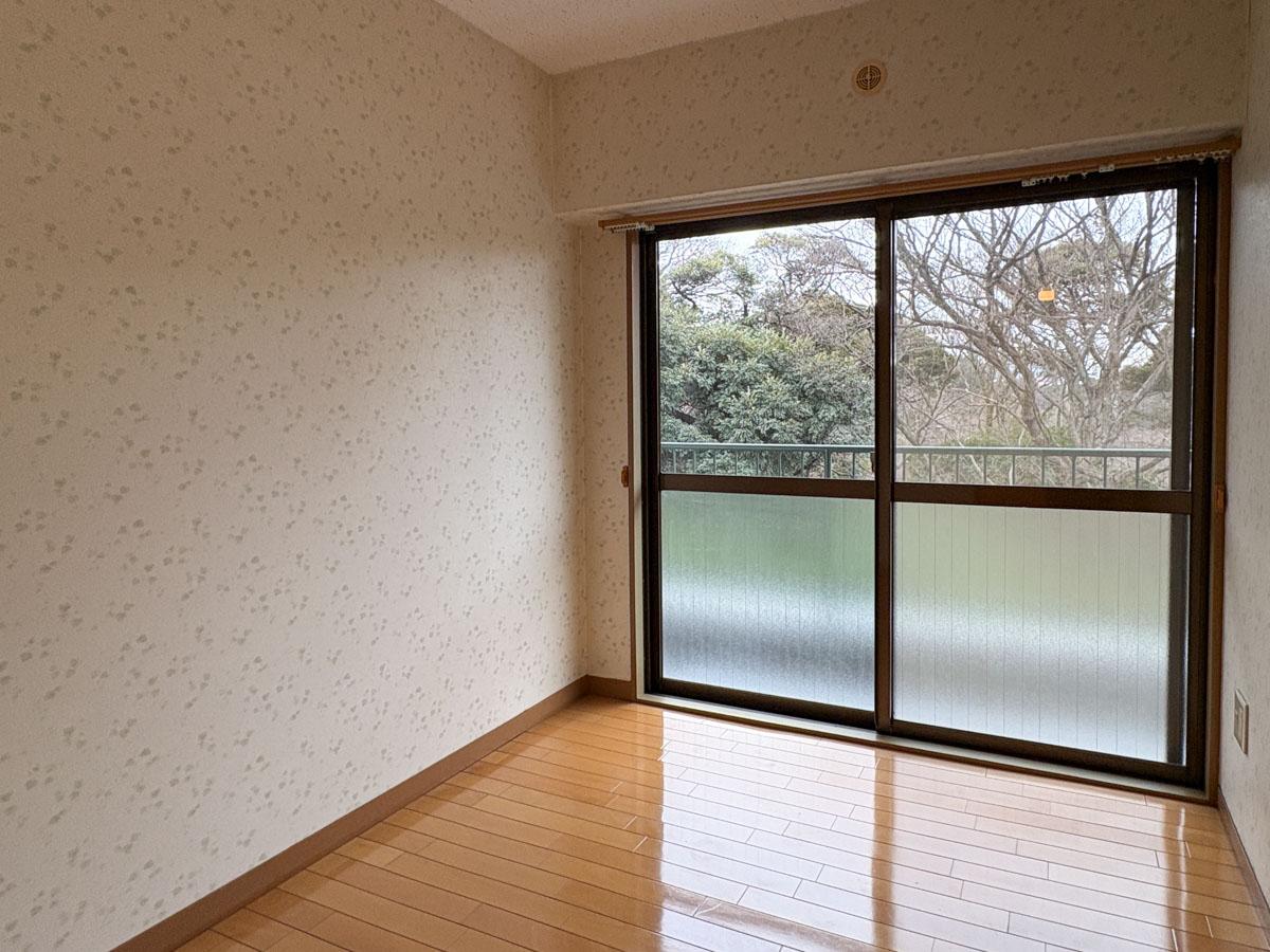 港区白金台の賃貸物件/4畳洋室　この部屋にはエアコンがない　LDKからサーキュレーターで風を回したい