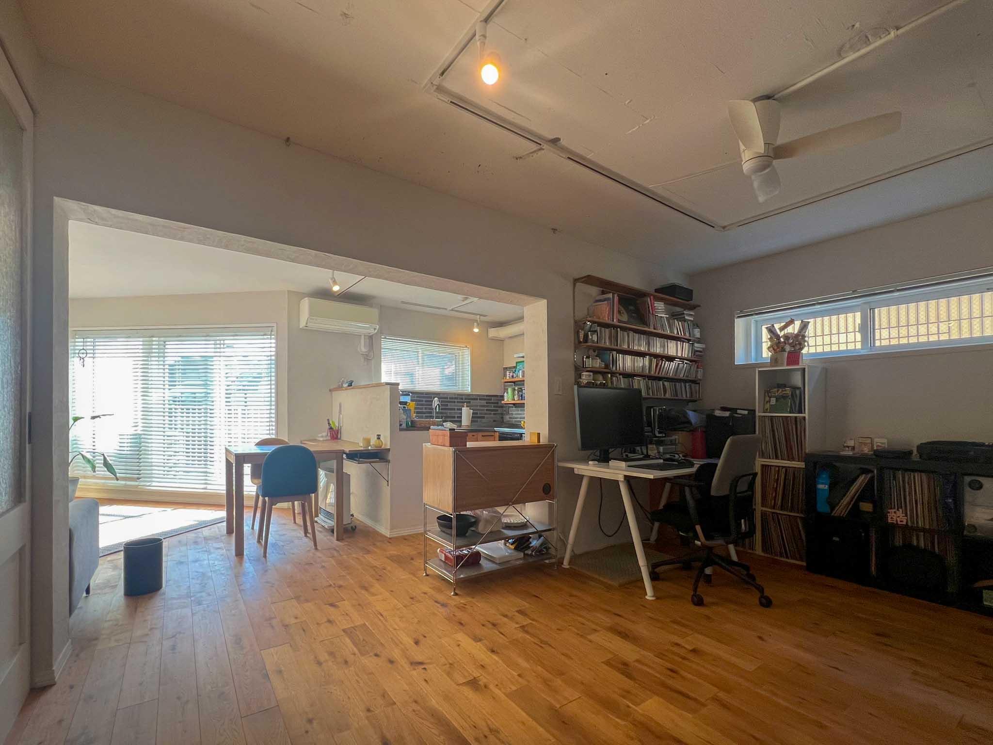 川崎市中原区井田三舞町の売買物件/陽当たりのいい窓際とこもり感のあるスペースに分かれた、25帖オーバーのリビング