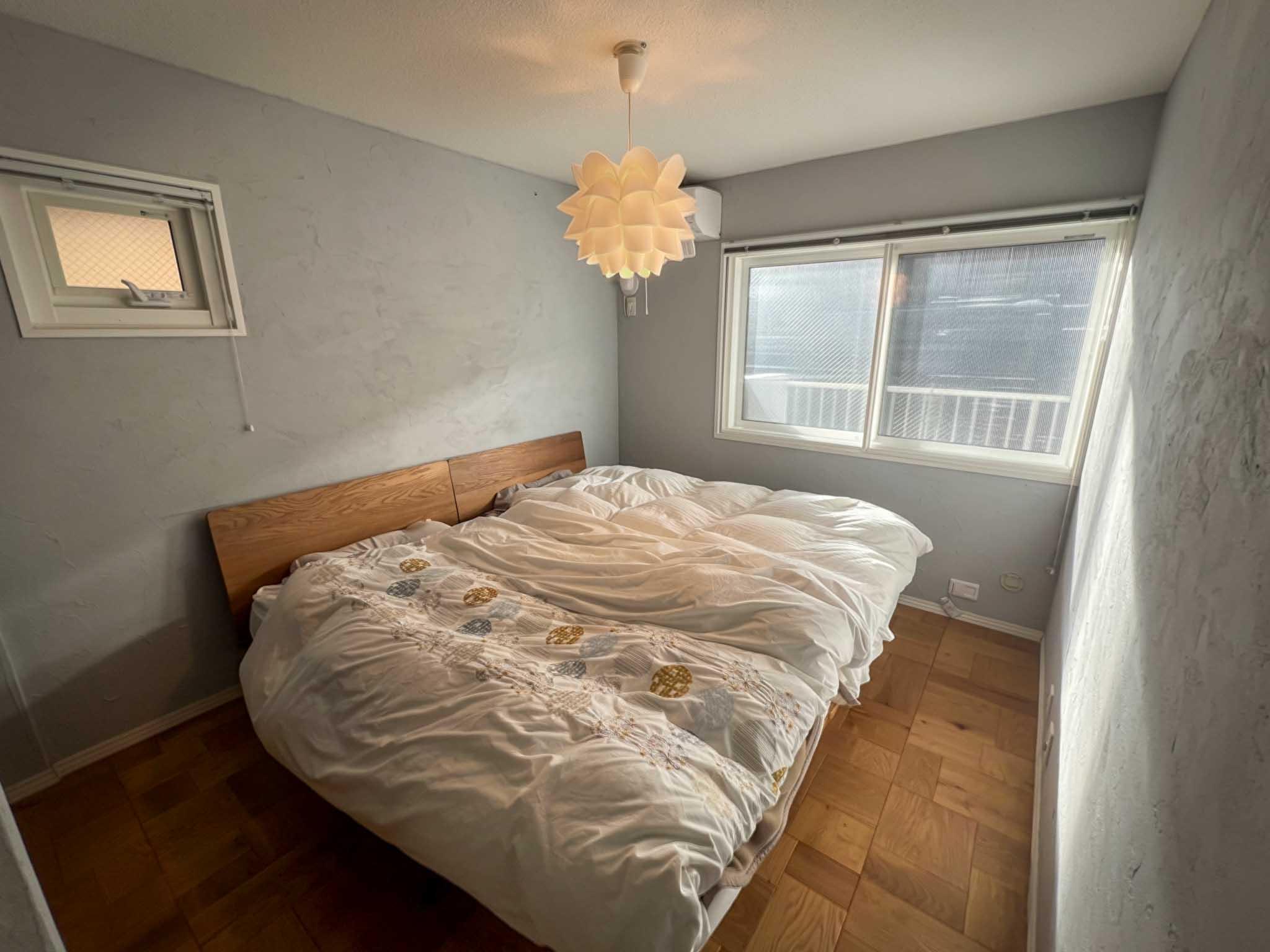 川崎市中原区井田三舞町の売買物件/広い方の洋室は6.6帖ほど。一風変わった寄木張りの床材がいい感じ