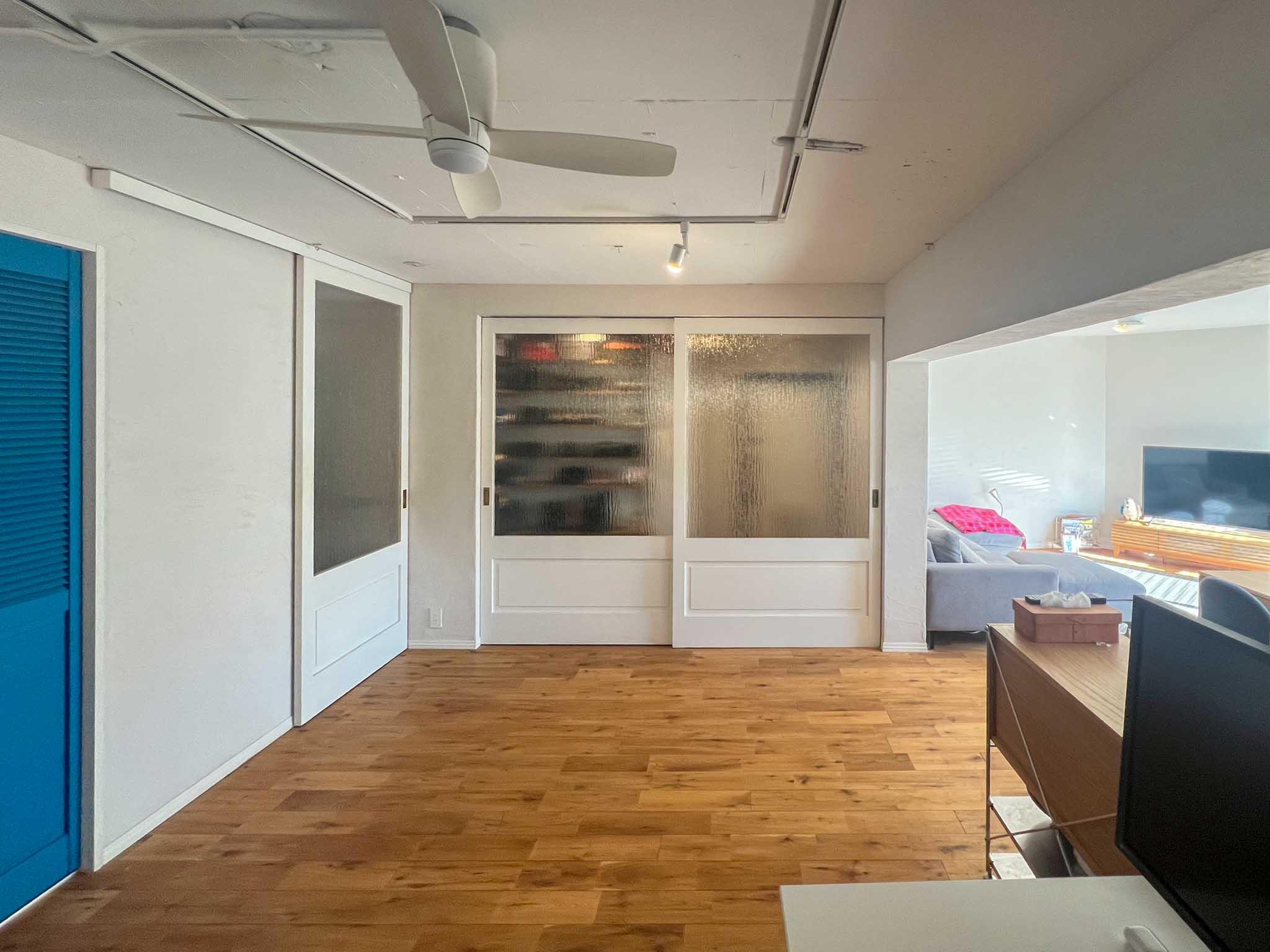 川崎市中原区井田三舞町の売買物件/リビングから玄関側をみる