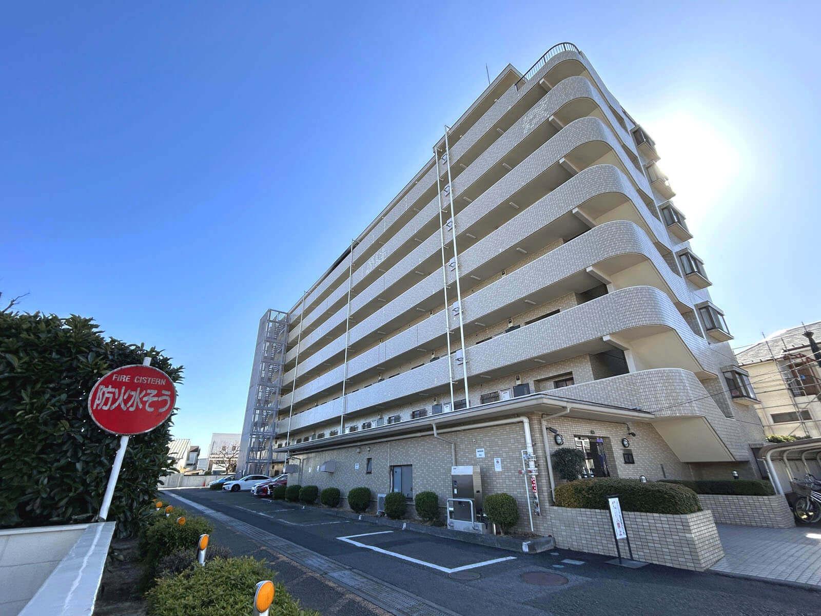 昭島市武蔵野の売買物件/周囲に高い建物がなく見晴らしのよさを予感させる6階の部屋