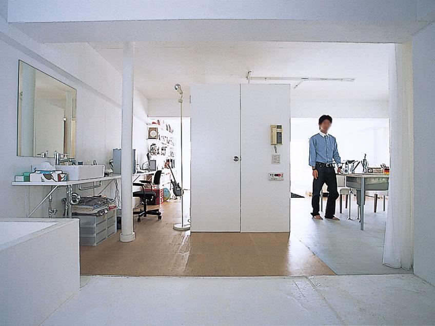 昭島市武蔵野の売買物件/バスルームから開放感のあるリビングを見渡す（2007年リノベーション当時の取材写真）