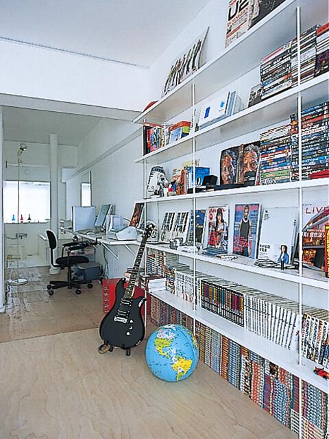 昭島市武蔵野の売買物件/壁一面の棚は趣味を反映できる場所（2007年リノベーション当時の取材写真）