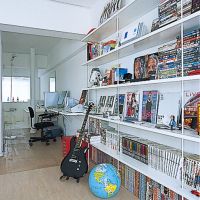 昭島市武蔵野の売買物件/壁一面の棚は趣味を反映できる場所（2007年リノベーション当時の取材写真）