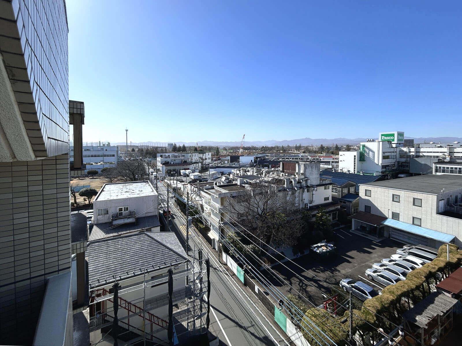 昭島市武蔵野の売買物件/左側に隠れて続いていく景色がバルコニーからの眺望です