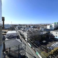 昭島市武蔵野の売買物件/左側に隠れて続いていく景色がバルコニーからの眺望です