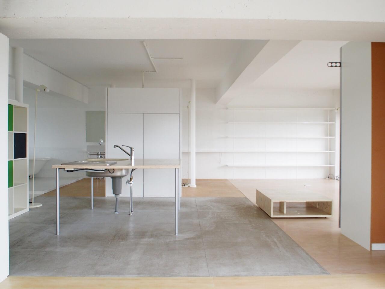 昭島市武蔵野の売買物件/左奥にバスルーム、トイレは中央の白い箱の中に（オーナー退去後2017年の写真）