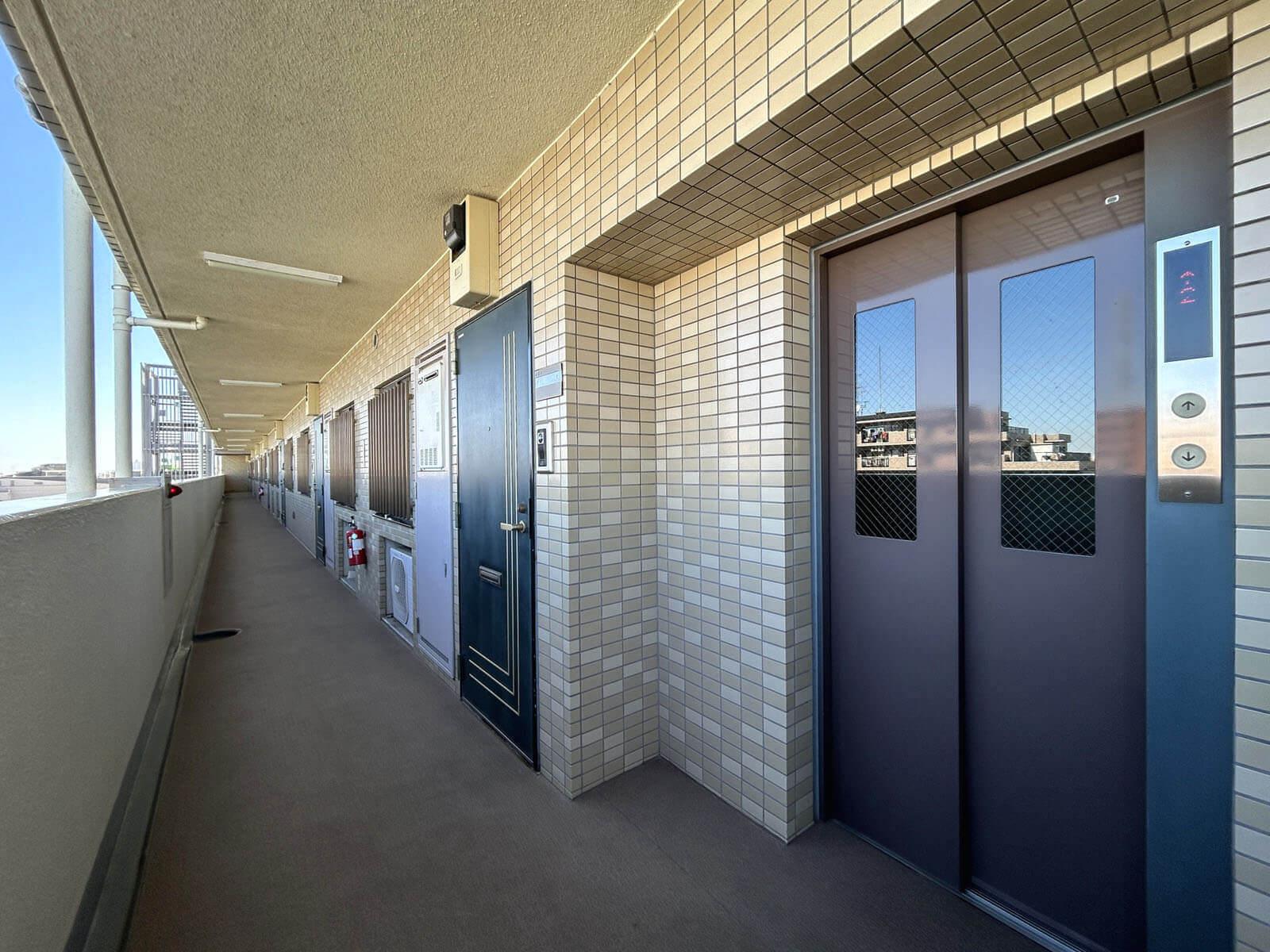 昭島市武蔵野の売買物件/6階、エレベーターを降りた途端に空の青さが目に入る