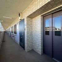 昭島市武蔵野の売買物件/6階、エレベーターを降りた途端に空の青さが目に入る