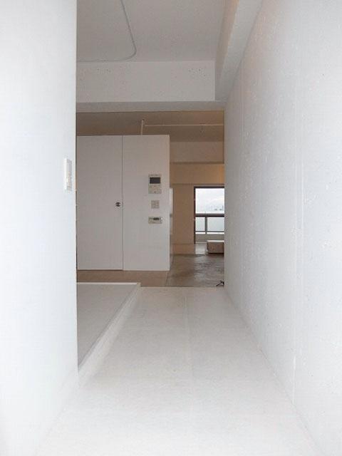 昭島市武蔵野の売買物件/玄関から室内を見る（2017年賃貸募集時の状態）