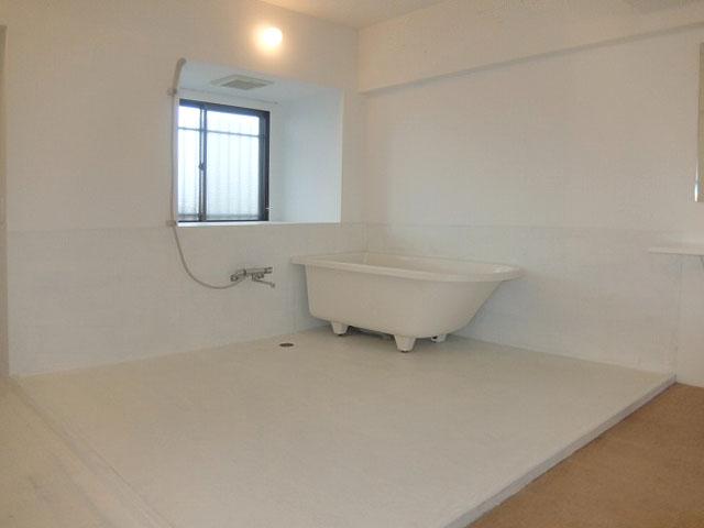 昭島市武蔵野の売買物件/フルオープンのバスルーム（2017年賃貸募集時の状態）