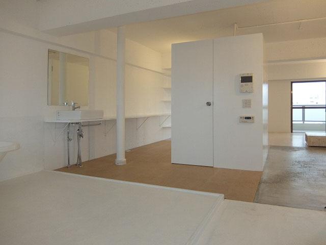 昭島市武蔵野の売買物件/扉の中はトイレ、壁沿いには洗面台から続くカウンター（2017年賃貸募集時の状態）