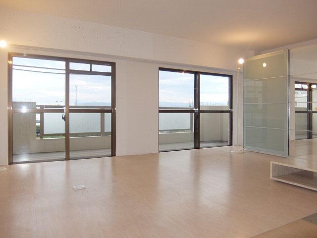 昭島市武蔵野の売買物件/ワイドに窓が並ぶリビング（2017年賃貸募集時の状態）