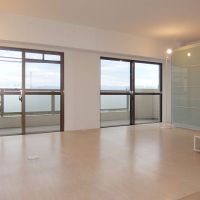 昭島市武蔵野の売買物件/ワイドに窓が並ぶリビング（2017年賃貸募集時の状態）