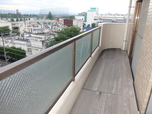 昭島市武蔵野の売買物件/見晴らしのよさを期待してしまうバルコニー（2017年賃貸募集時の状態）