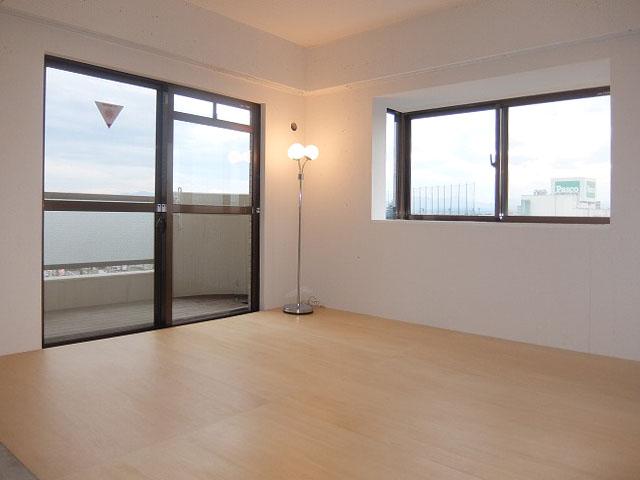 昭島市武蔵野の売買物件/寝室エリアも窓が2面とれて気持ちよさそう（2017年賃貸募集時の状態）