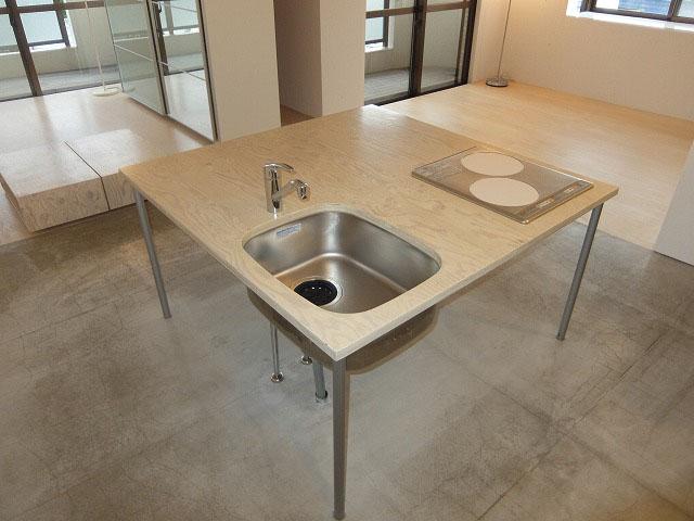 昭島市武蔵野の売買物件/リビングと寝室が見渡せるキッチン（2017年賃貸募集時の状態）